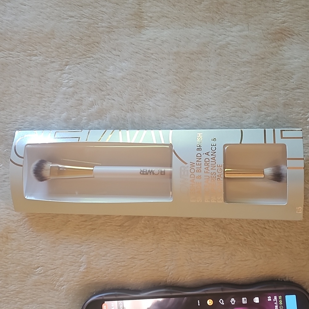 Flower eyeshadow shade & blend brush